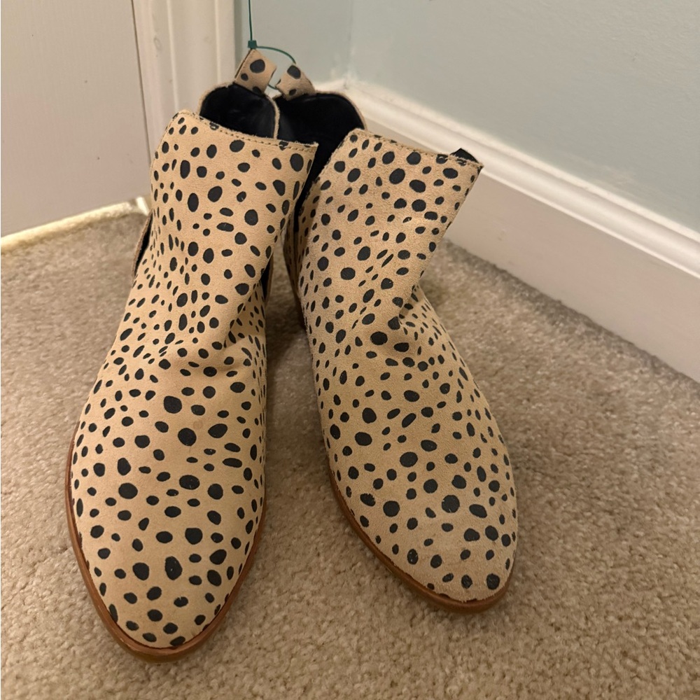 Dolce Vita Black and Tan Ankle Booties with Sleek Design